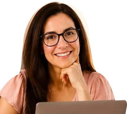 Fabiola Coleoni, de óculos e blusa rosa, sorrindo com a mão apoiada no rosto.